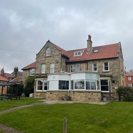 The Fylingdales Inn 로빈후즈베이 외부 사진