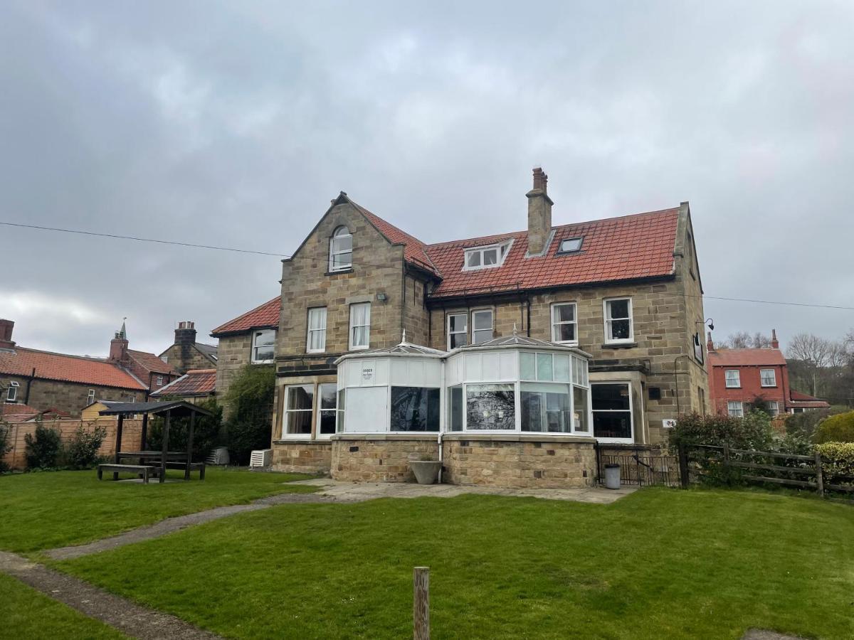 The Fylingdales Inn 로빈후즈베이 외부 사진